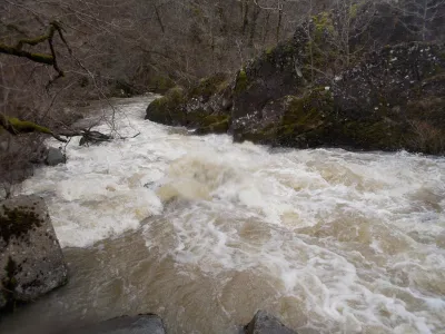 Le Dégoulinoir (classe 5), nous avons porté du fait de branches en peigne obstruant la moitié du rapide en bas à gauche, ce rapide nécessite un nettoyage. Attention bain non recommandé car derrière, c'est directement le Double Seuil!!!